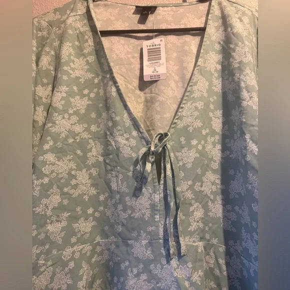 Torrid Light Green Floral Blouse - Picture 2 of 3